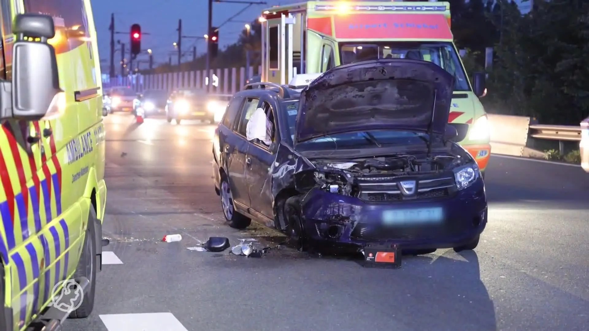 Taxi slaat over de kop op A4 bij Badhoevedorp: één dode