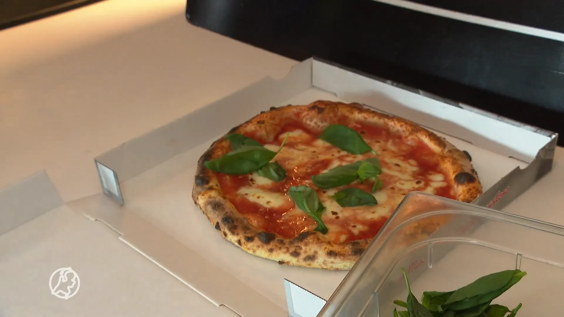 Zwolse pizzeria klaar met pizza hawaï