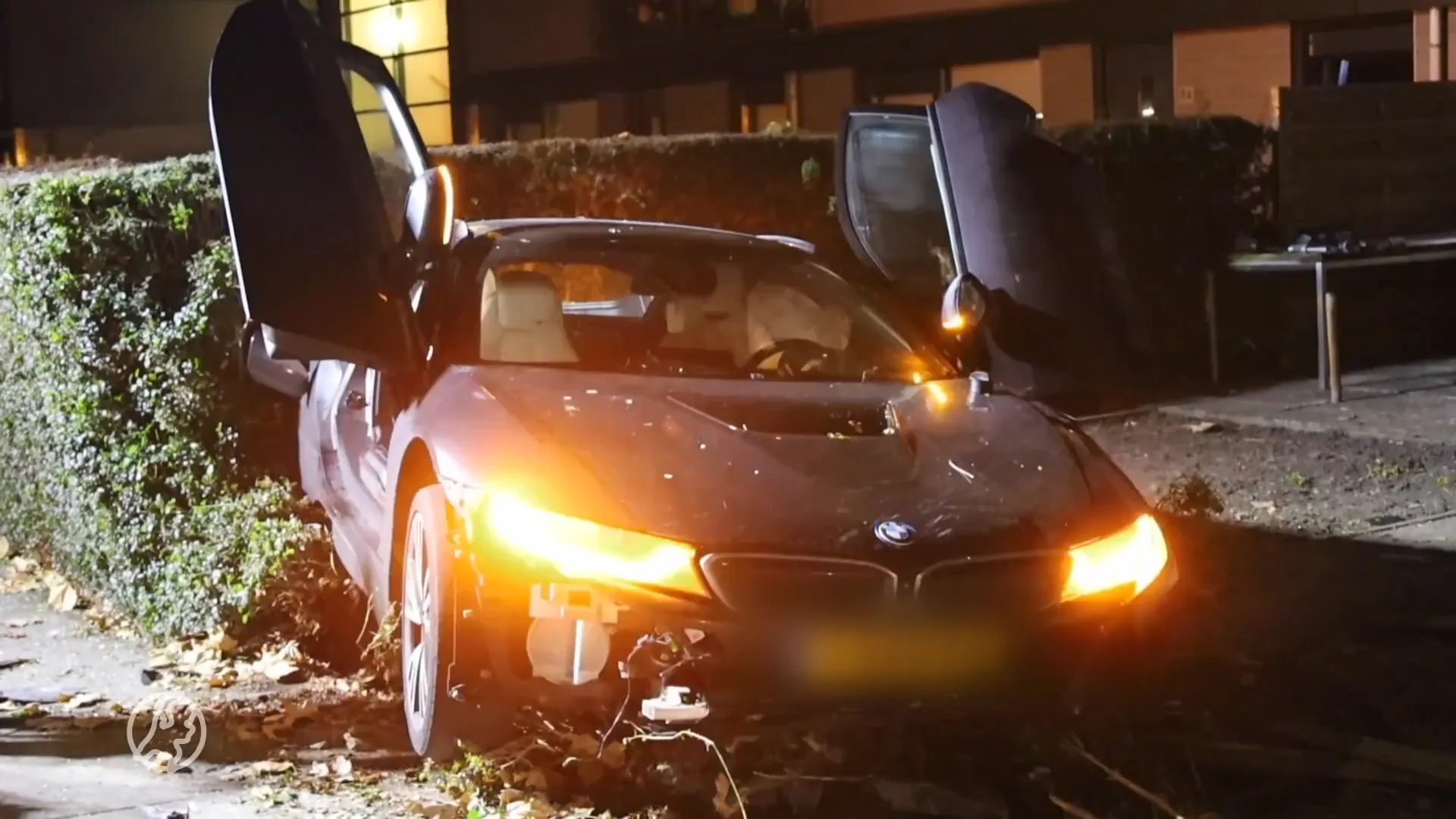 Automobilist raakt macht over stuur kwijt en belandt in tuin Wateringen