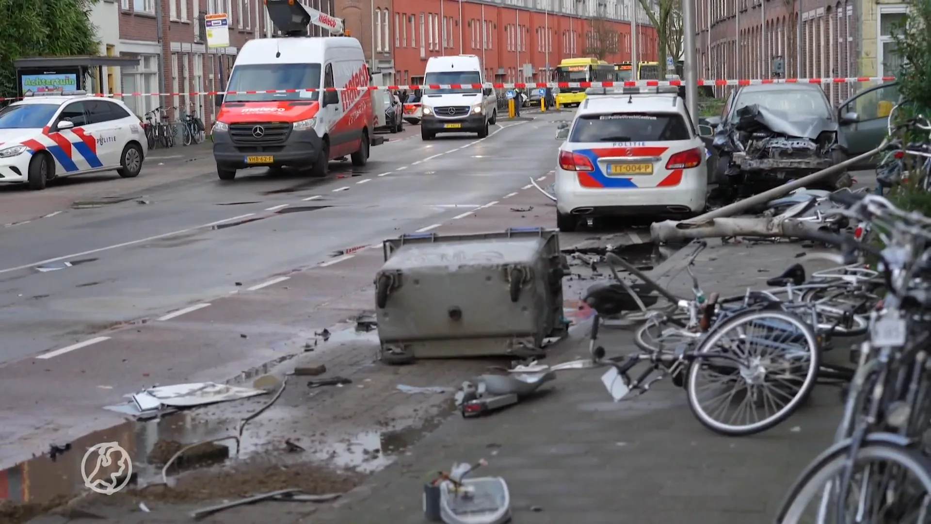 Politieauto onderweg naar spoedmelding vliegt uit de bocht in Utrecht