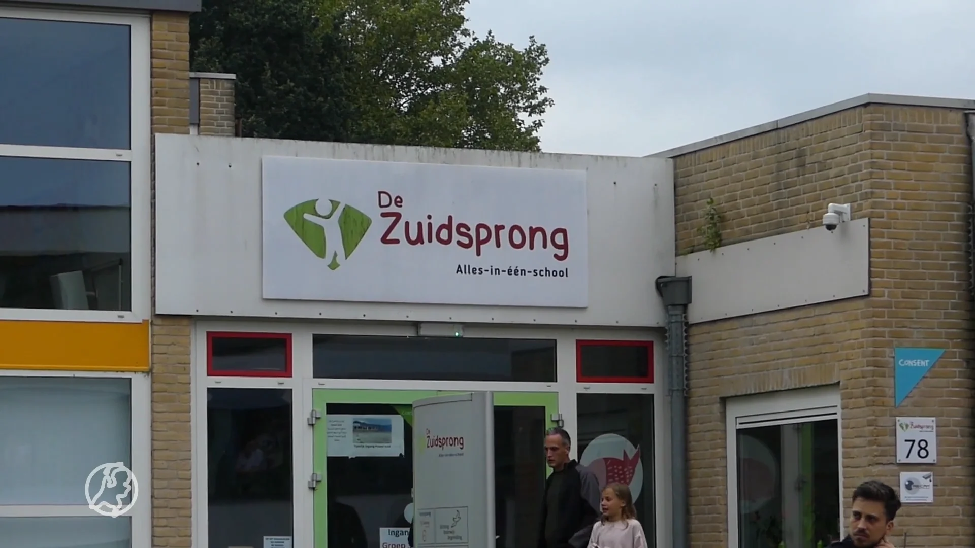 Weer raakt kind gewond na val door dak bij school in Enschede