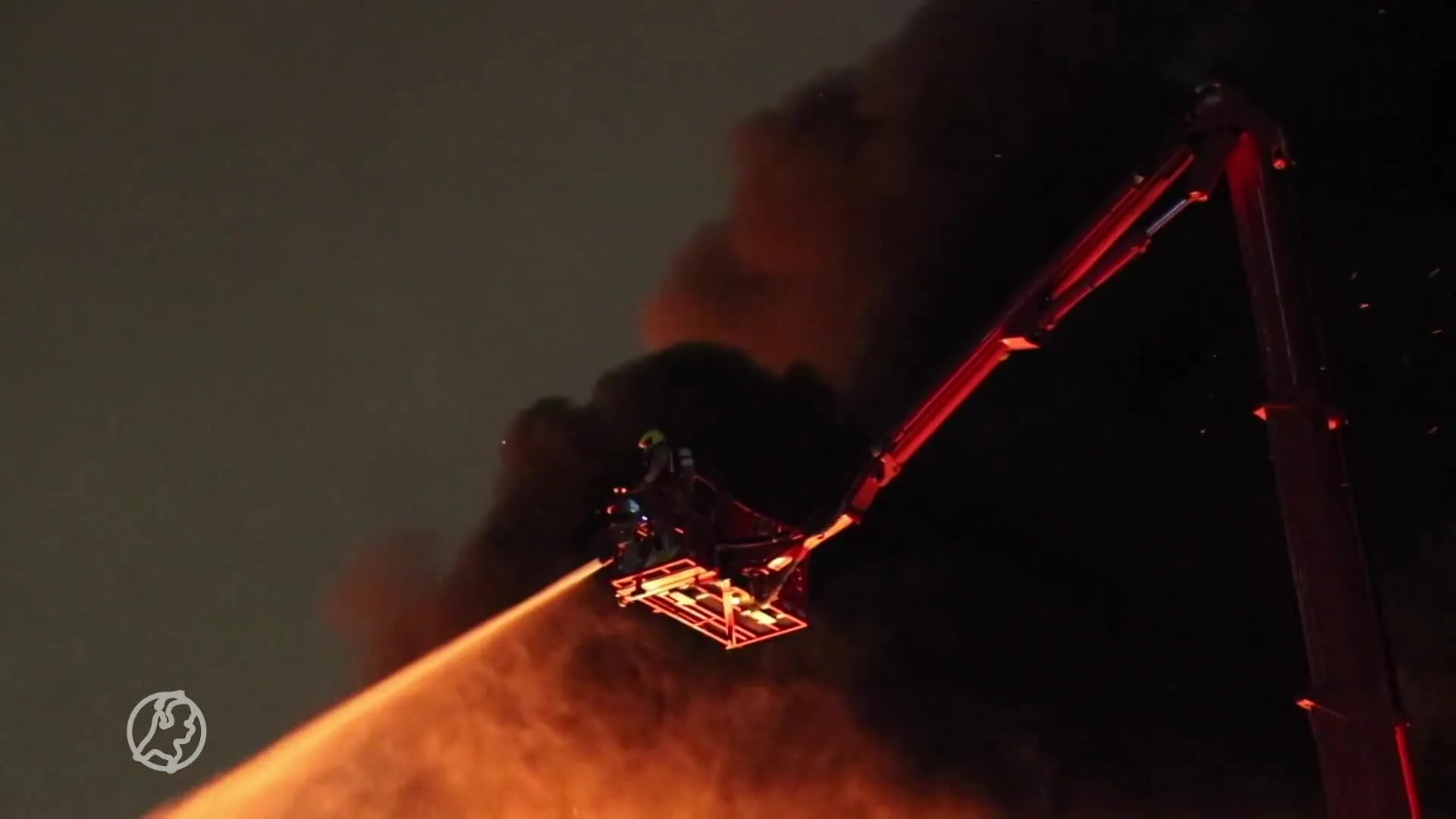 Bedrijfsleider ziet 'negentien jaar levenswerk' in vlammen opgaan bij grote brand Capelle