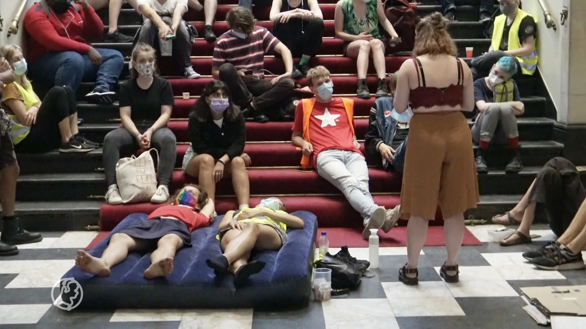 Studenten bezetten universiteit Groningen vanwege woningnood