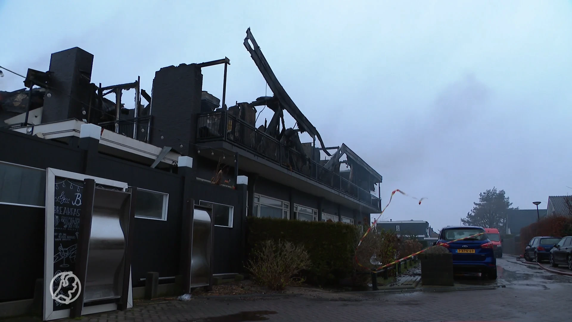 Brand verwoest appartementencomplex in Kaag: één dode