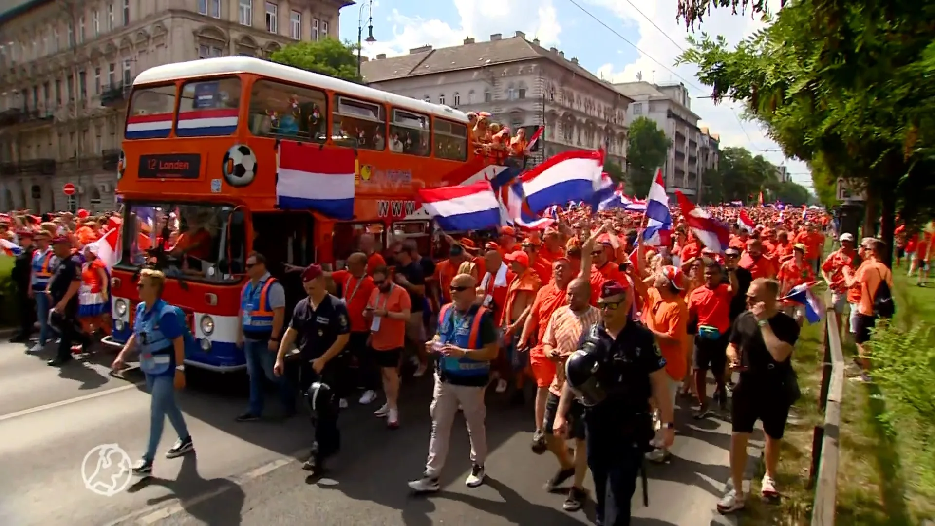 Oranjefans na feest in parade op weg naar stadion in Boedapes...