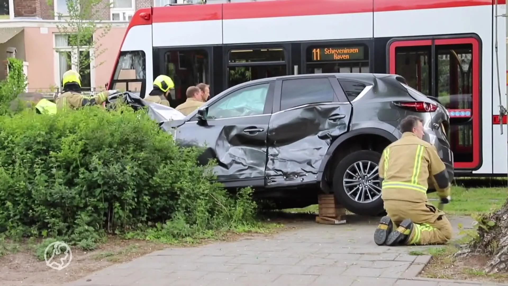 Tram crasht tegen auto in Den Haag, veel hulpdiensten aanwezig