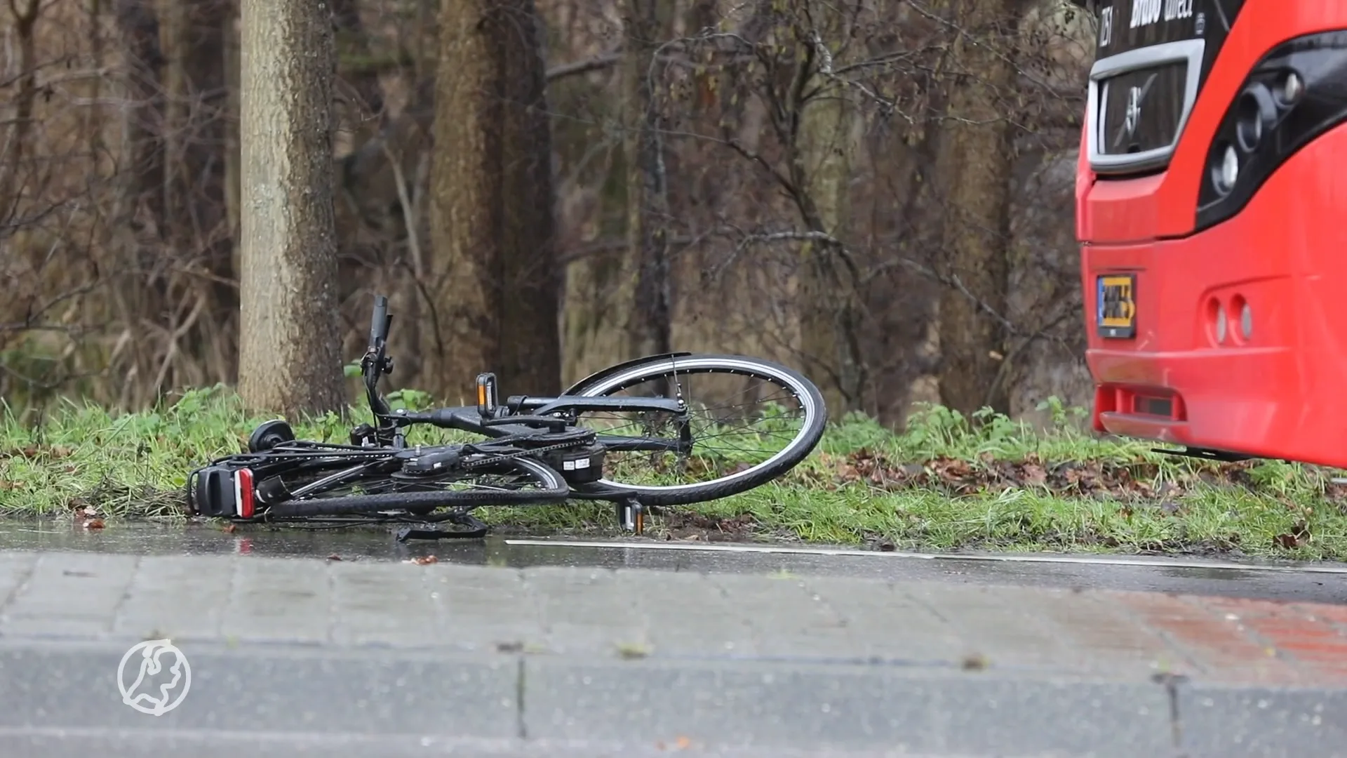 Man overlijdt na aanrijding met bus, onderzoek naar mogelijk falende stoplichten