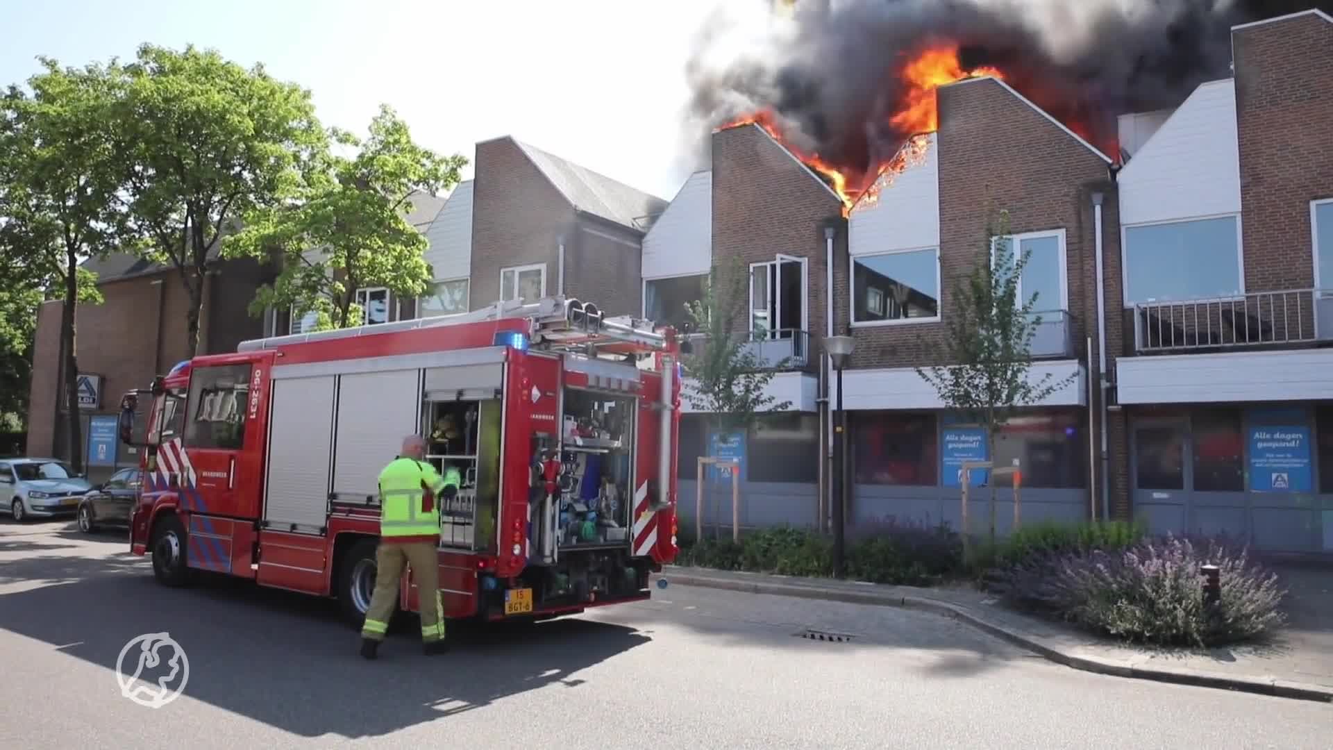 Grote uitslaande brand in woningen boven supermarkt Apeldoorn, kinderdagverblijf geëvacueerd
