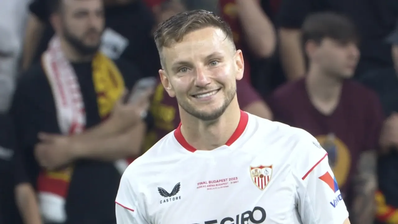 KANS: Ivan Rakitic raakt de paal