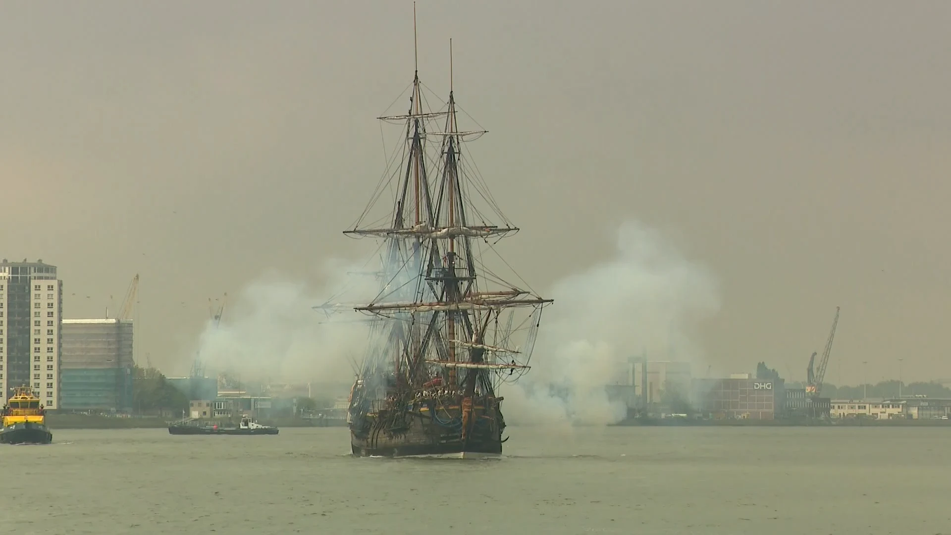ZIEN: Grootste houten zeilschip ter wereld vaart Rotterdam binnen