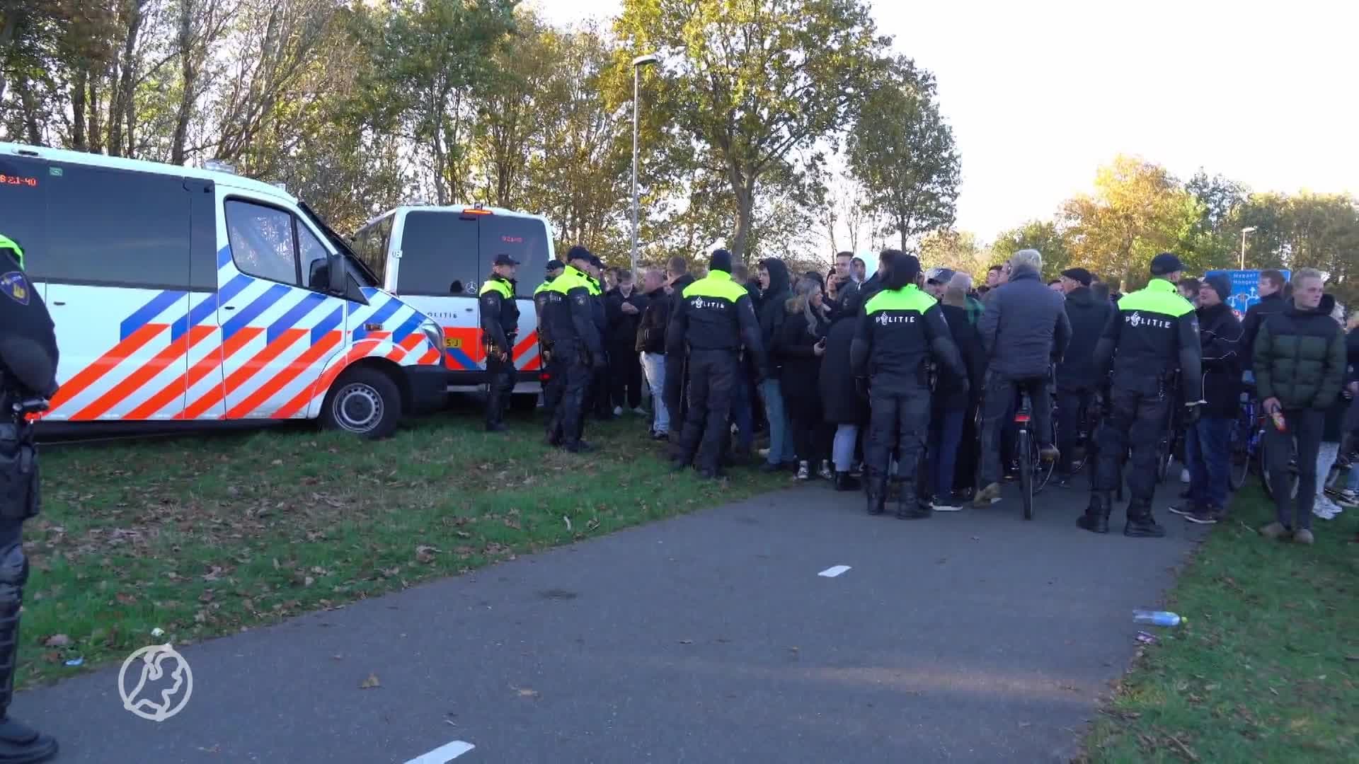 Grimmige sfeer bij sinterklaasintocht Staphorst: demonstratie afgelast, ME ingezet