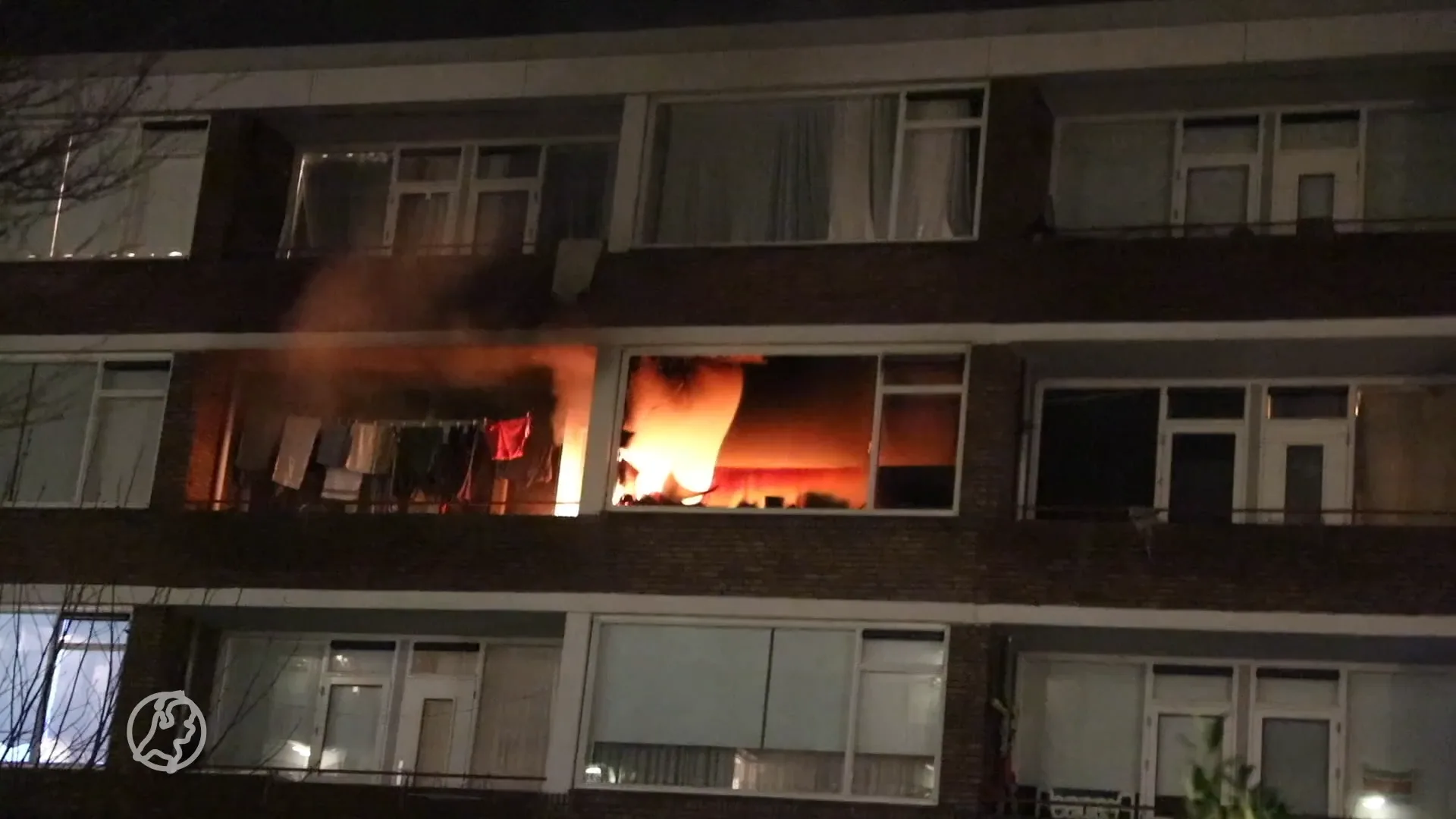 Meerdere woningen ontruimd na flatbrand in Soest, hond door brandweer uit woning gehaald
