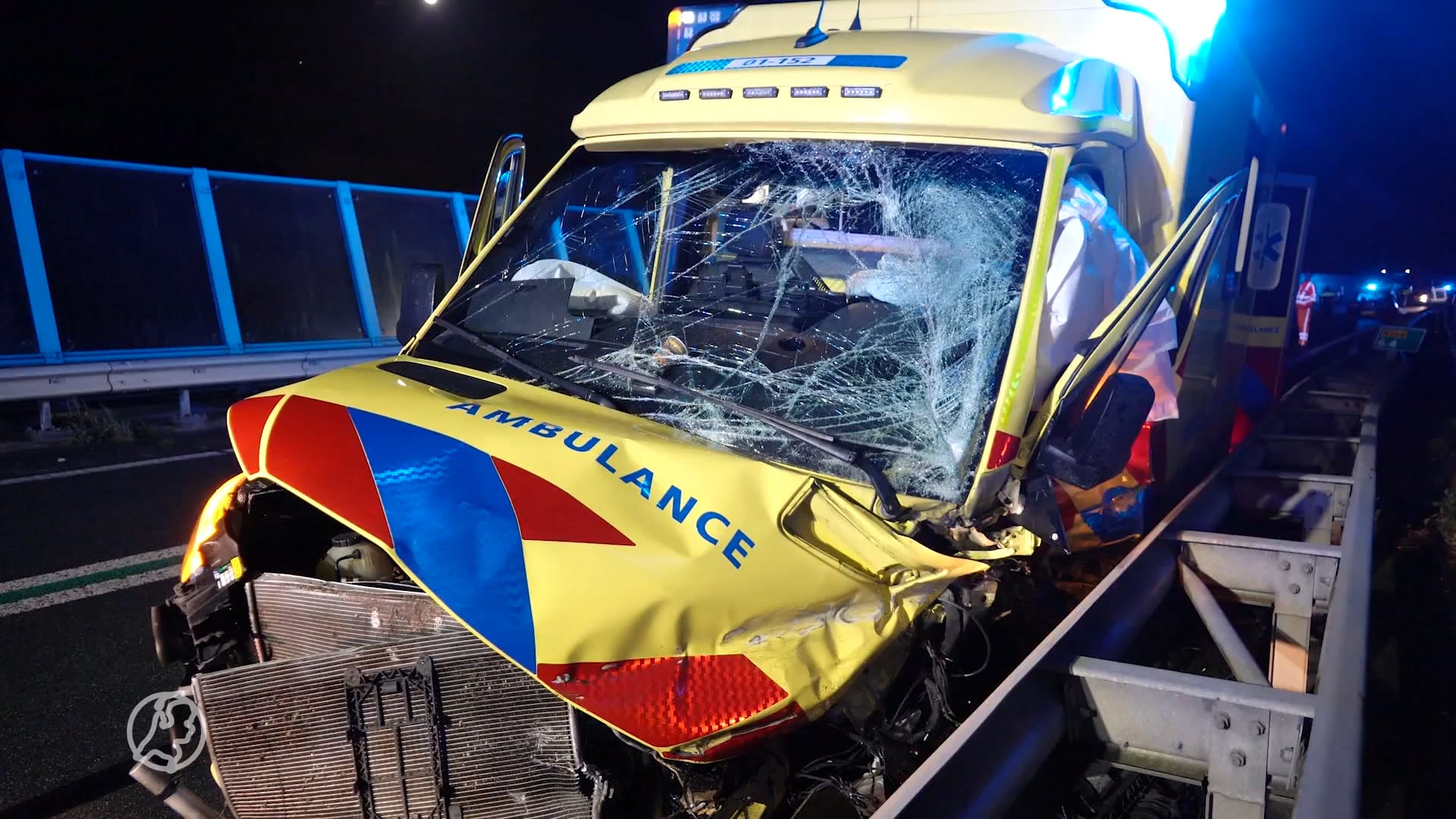 Vier gewonden bij frontale botsing tussen ambulance met daarin patiënt en auto