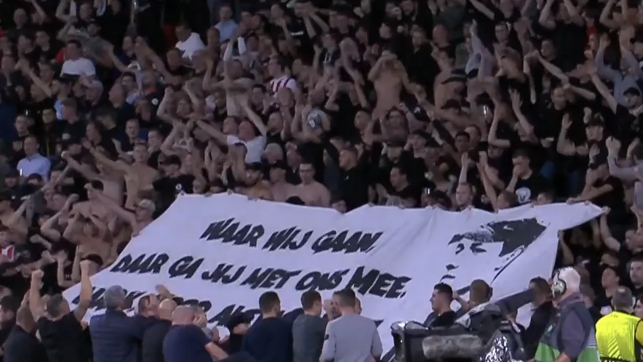 Philips Stadion applaudisseert voor PSV-supporter die overleed door verkeersongeluk