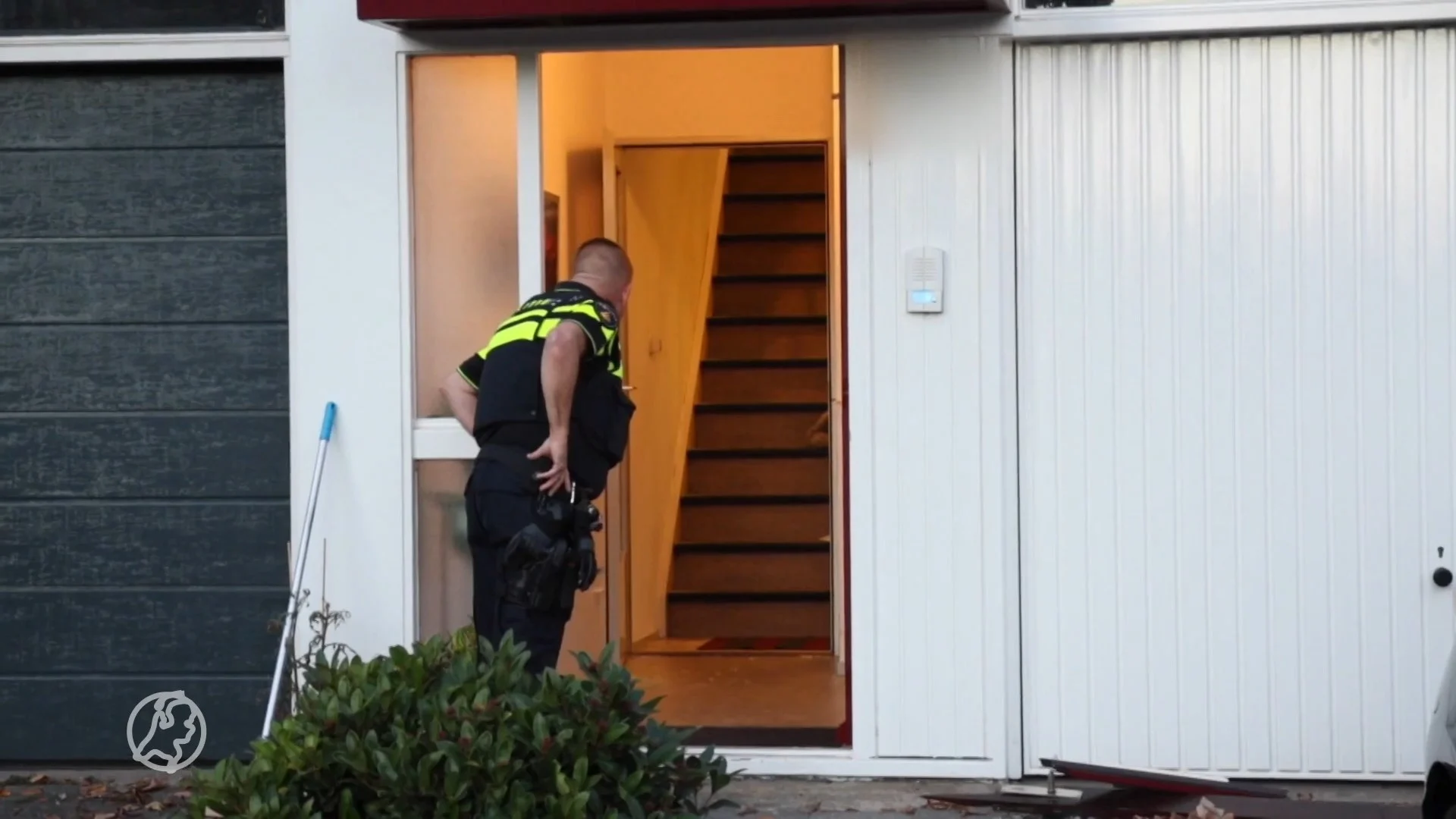 Vrouw meerdere keren gestoken in woning, dader op de vlucht