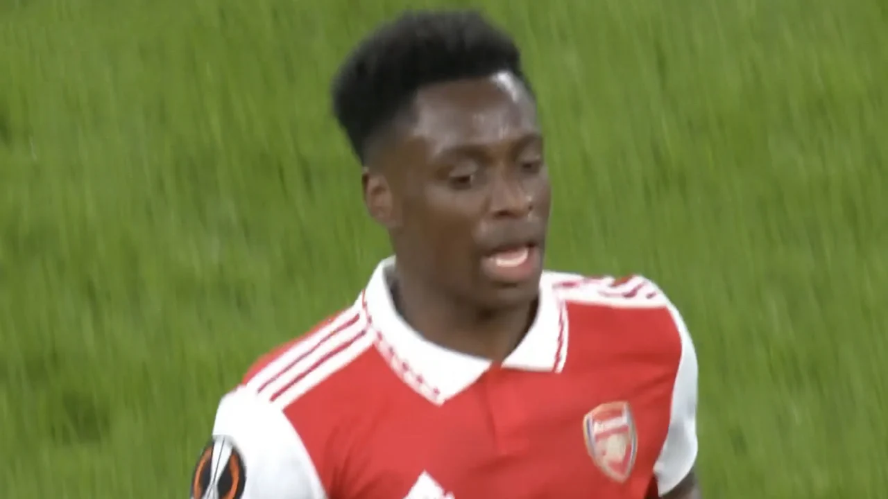 KANS: Nketiah schiet keihard naast