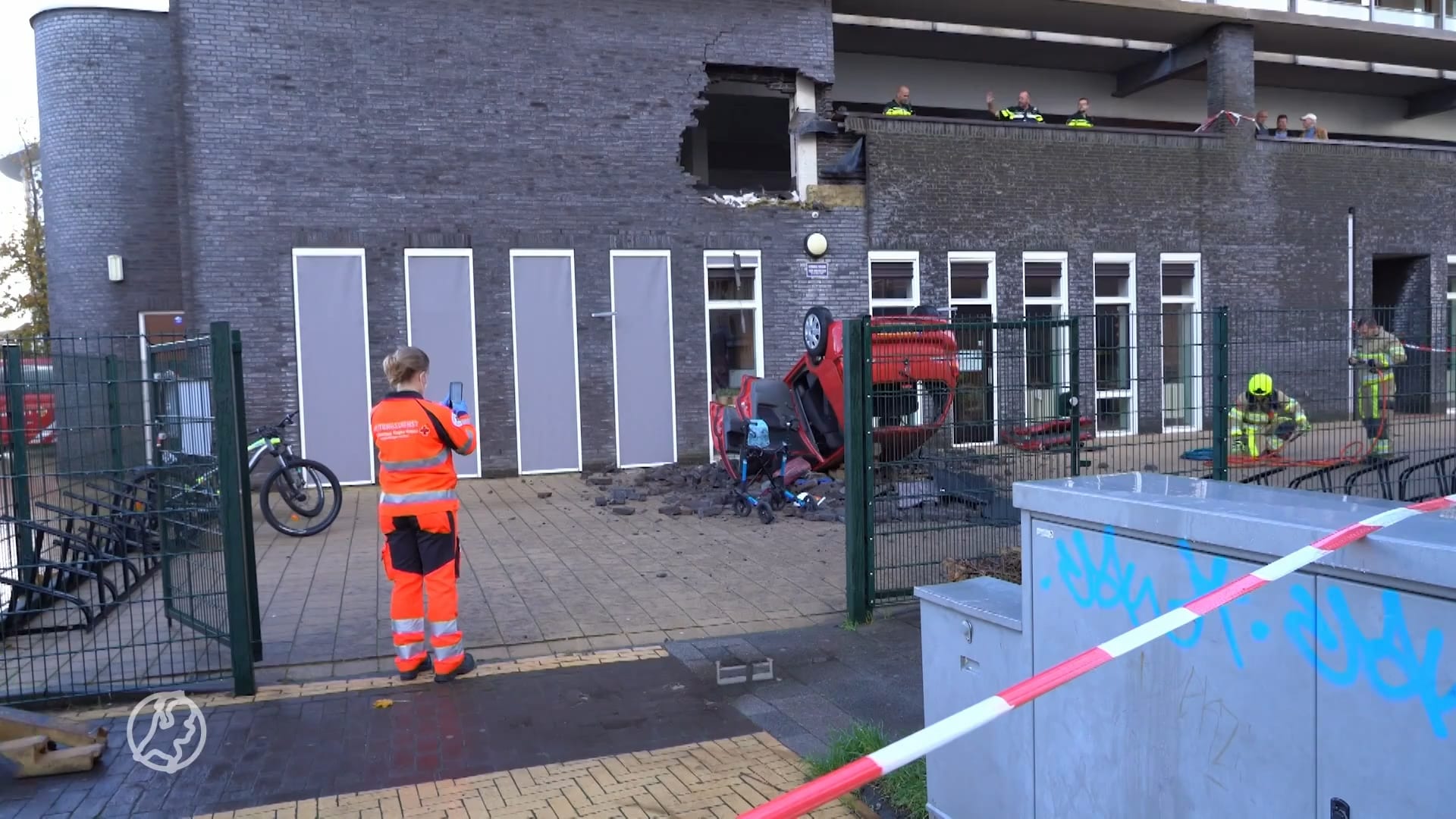 Auto knalt dwars door muur parkeergarage en landt meters lager op schoolplein
