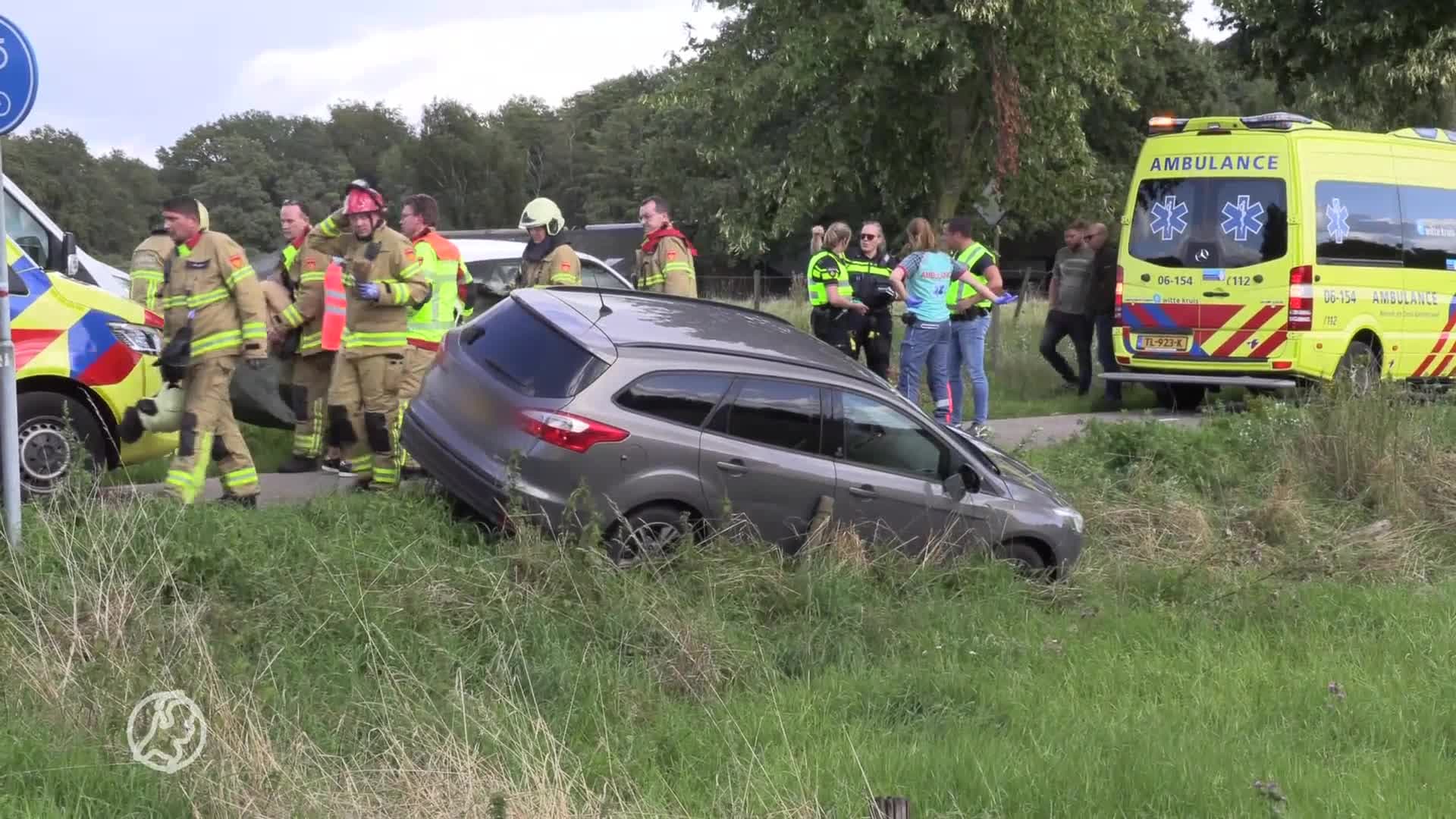 Auto's botsen op elkaar, drie mensen op naastgelegen fietspad raken zwaargewond