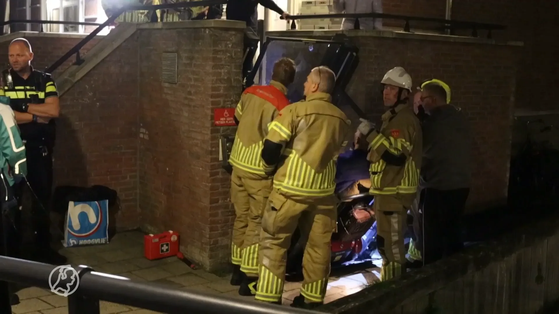 Brandweer redt oudere man met scootmobiel na val in lift