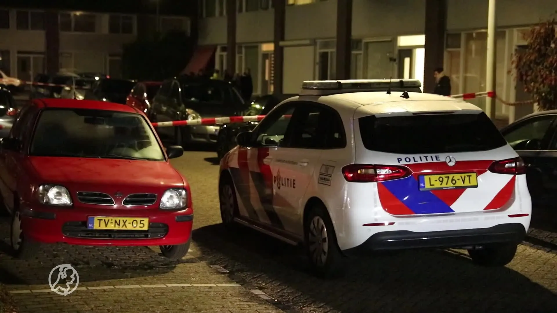 Man verwondt vrouw en zoon met mes, twee andere kinderen springen uit het raam