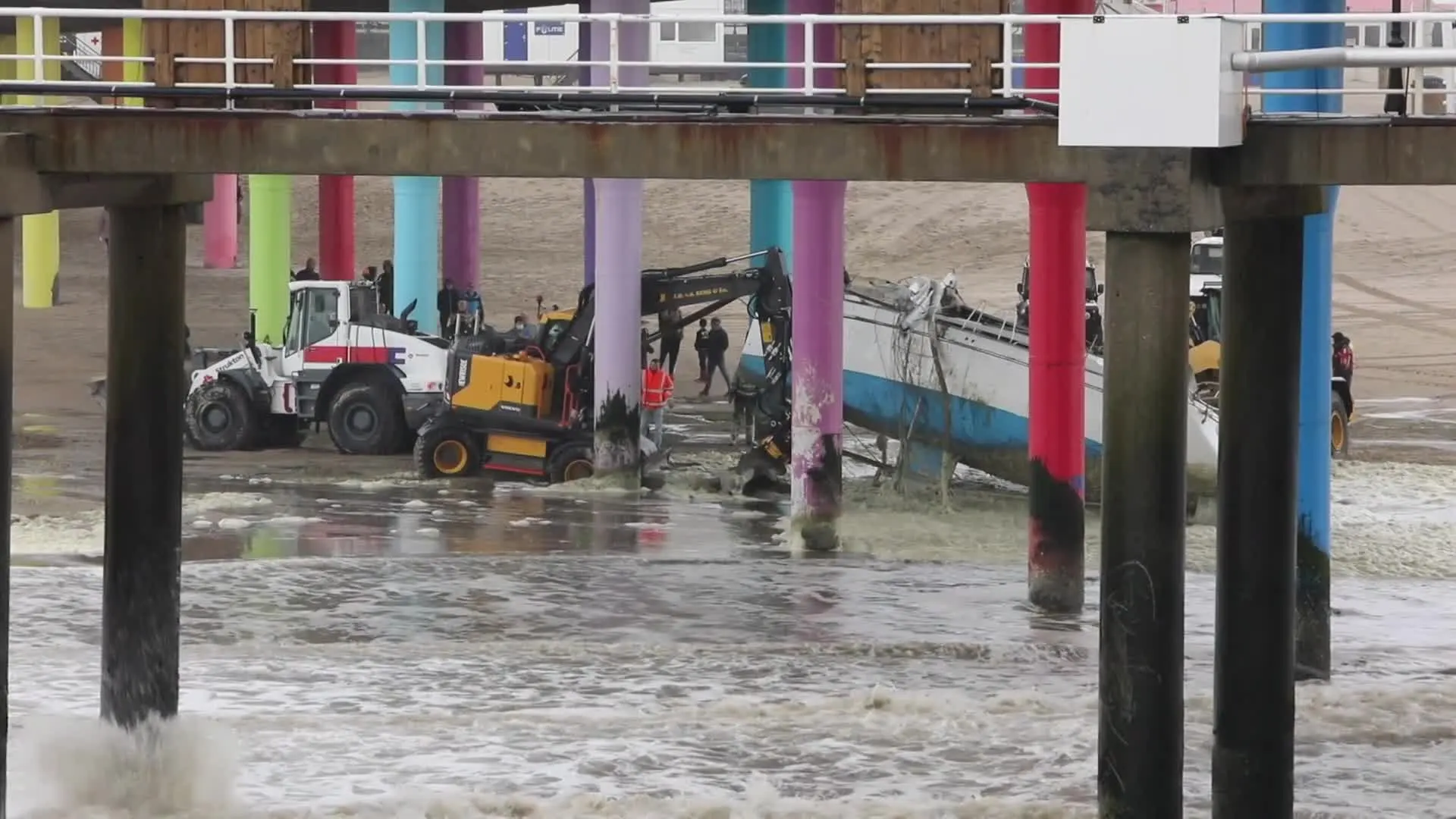 Schipper strandt tegen Pier