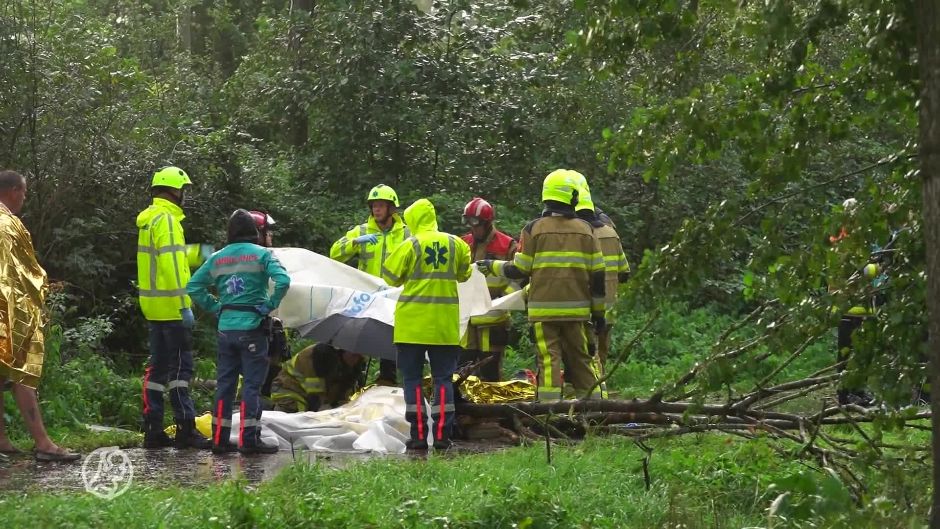Fietser zwaargewond door omgewaaide boom tijdens onweersbui Nijmegen