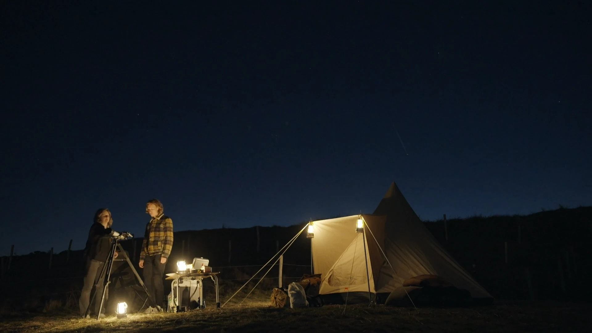 Laura helpt Leon een handje bij het sterren kijken