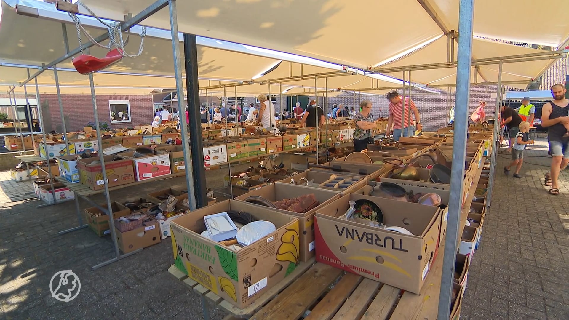 Eenmaal andermaal: honderden bananendozen vol met antiek onder de hamer