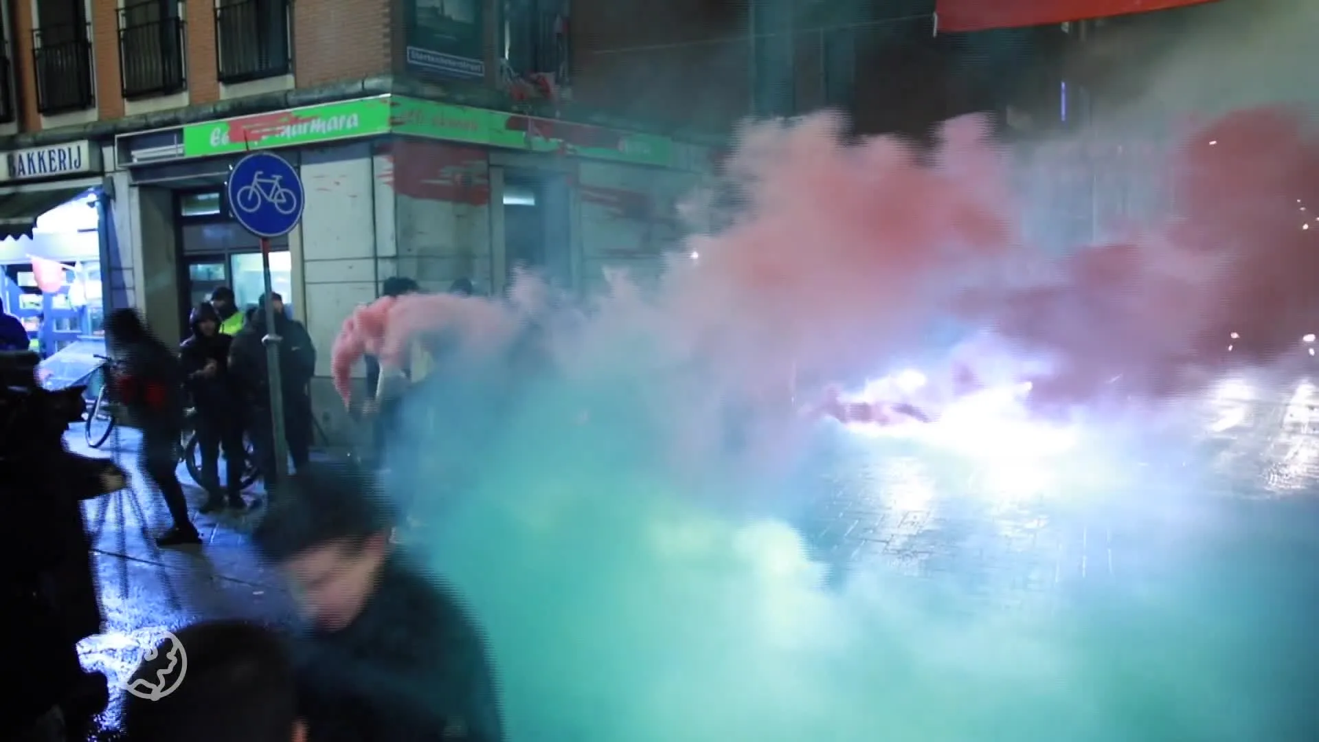 Teleurgestelde maar trotse Marokko-fans de straat op, vuurwerk afgestoken