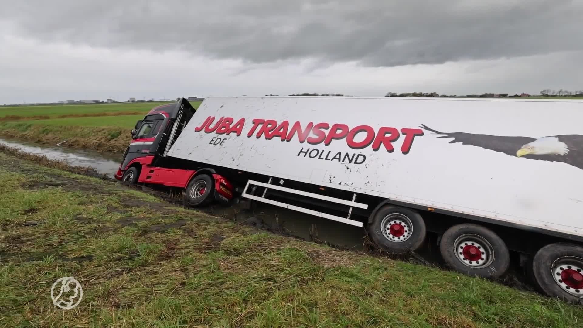 Vrachtwagen met kerstpakketten belandt in sloot door storm Ciarán