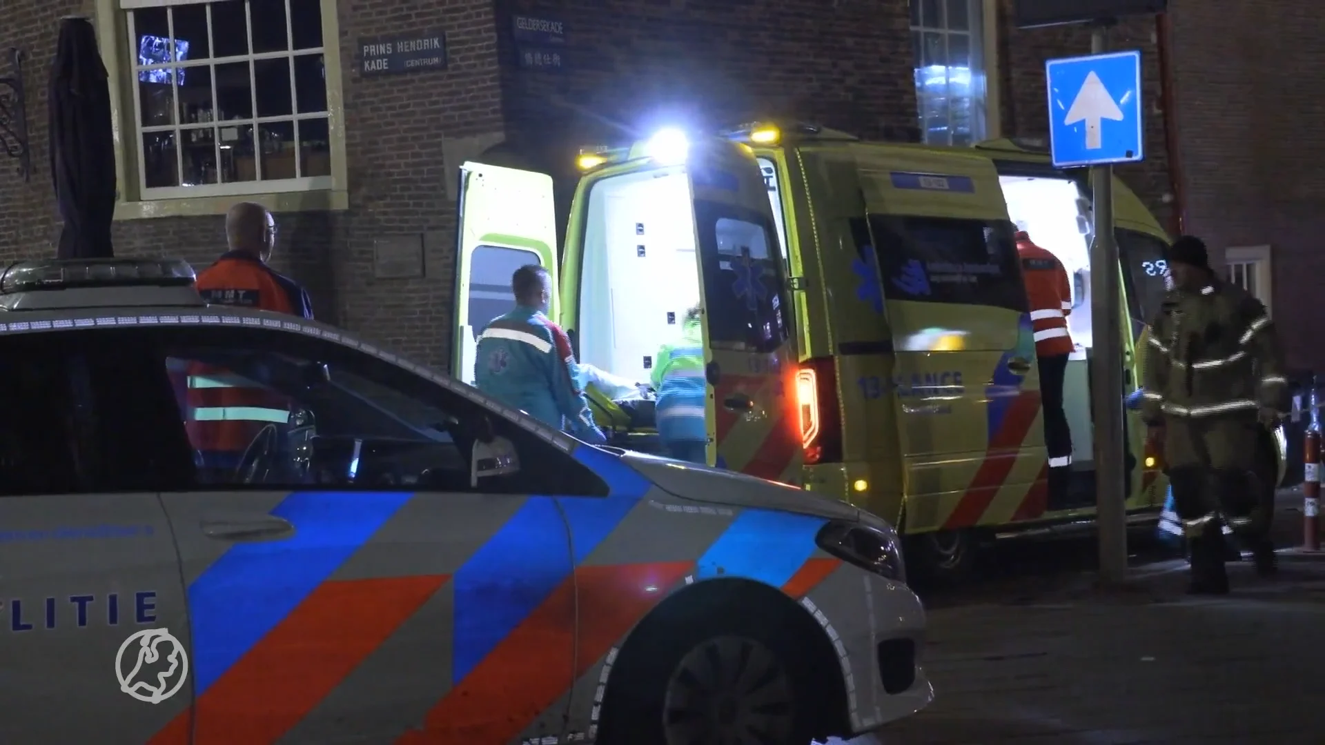 Hulpdiensten halen man uit gracht in Amsterdam