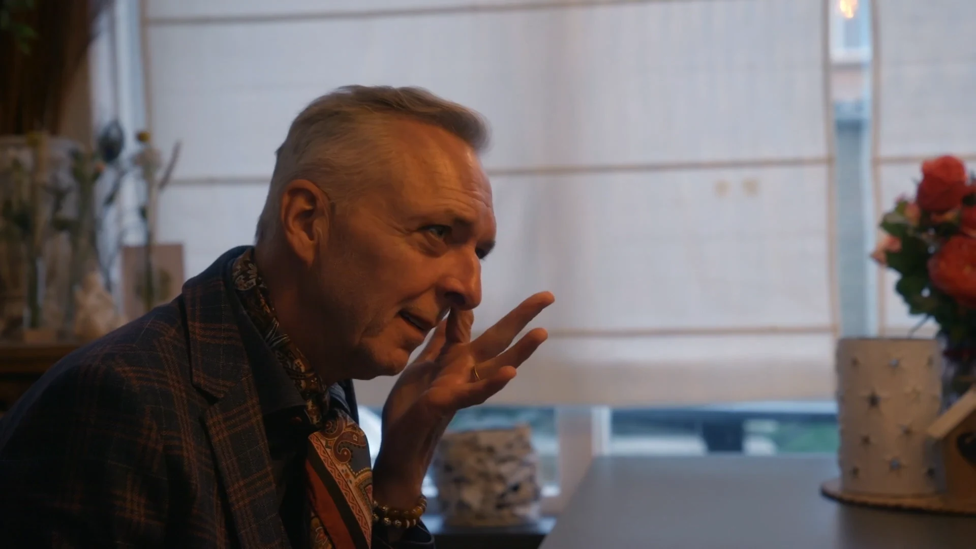 Martien emotioneel bij bezoek bijstandsgezin