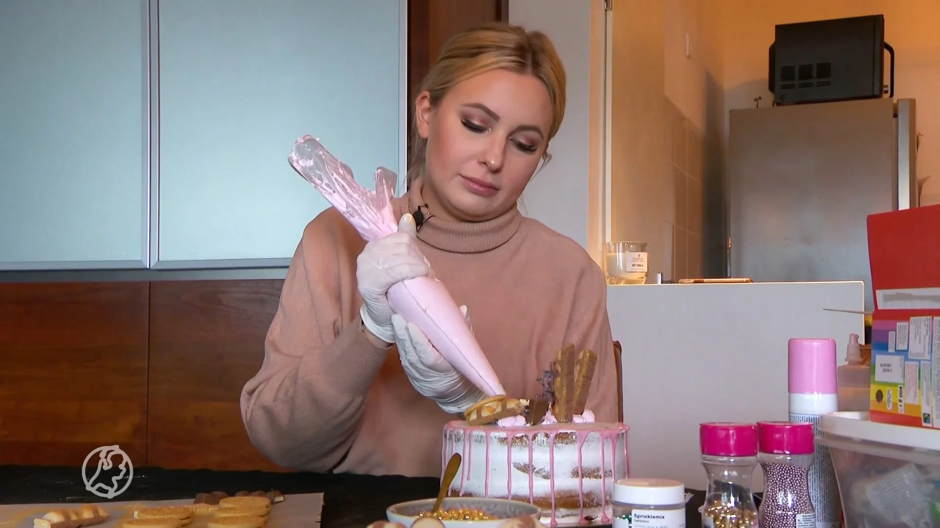 Veel meer thuisbakkers in coronatijd: nagelstyliste Stacy ver...