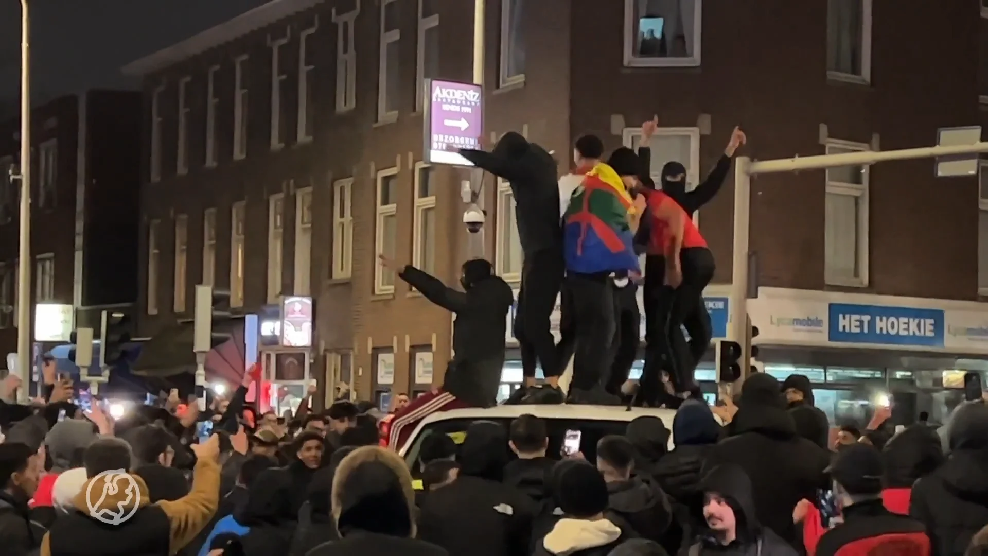 Vuurwerk, getoeter en rellen: grote groepen de straat op na voetbalwinst Marokko, ME grijpt in