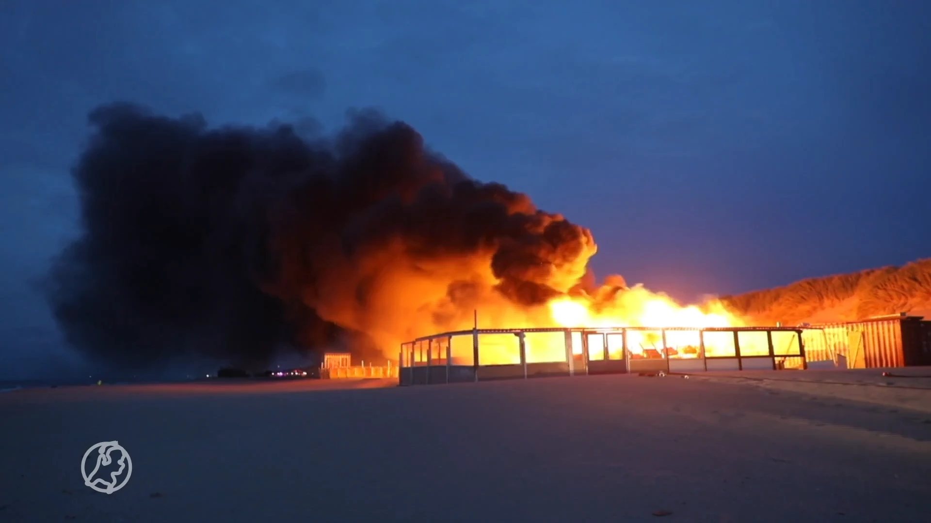 Grote uitslaande brand bij strandtent Den Haag