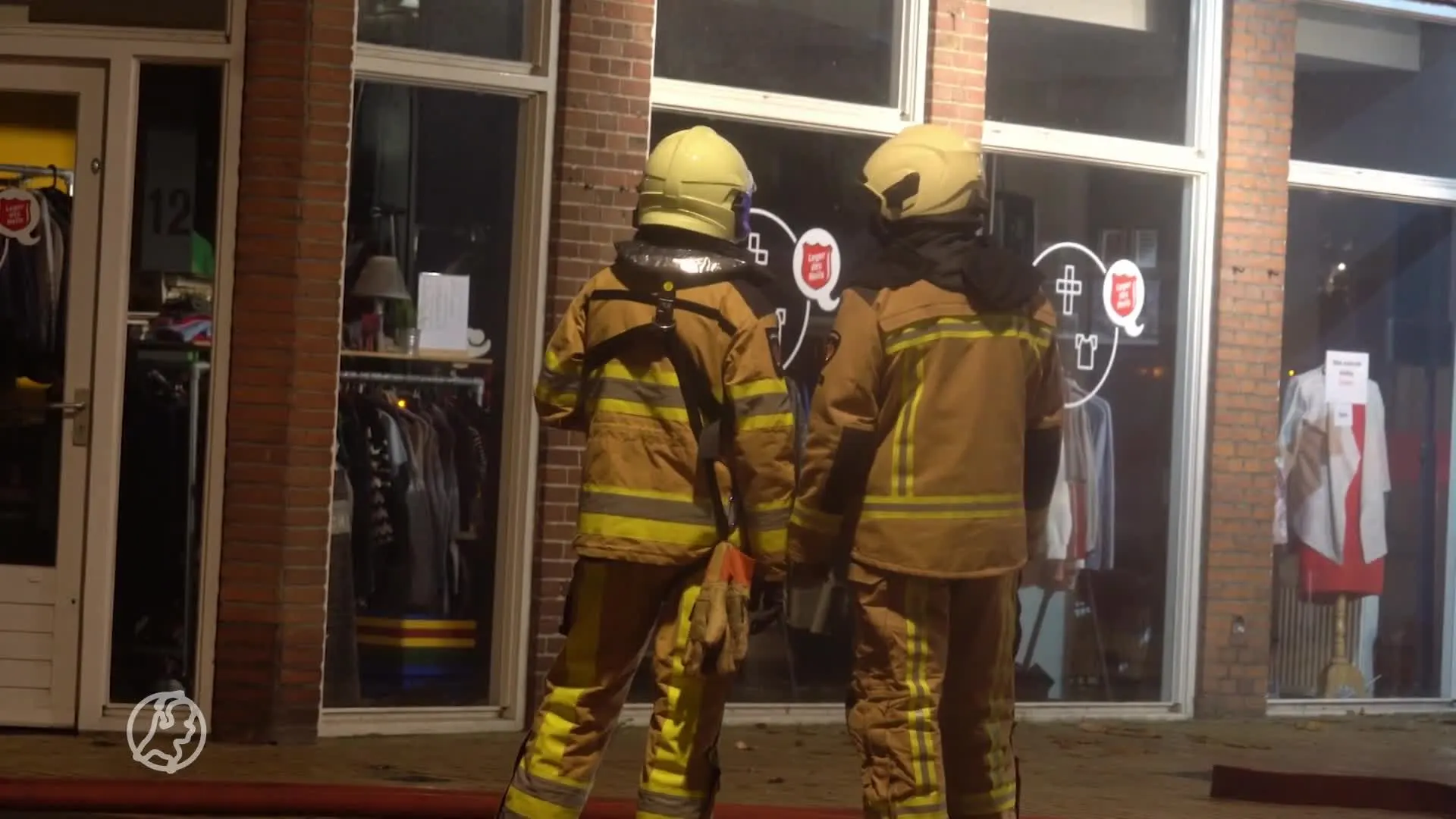 Grote brand in centrum van Steenwijk, omwonenden uit woningen gehaald