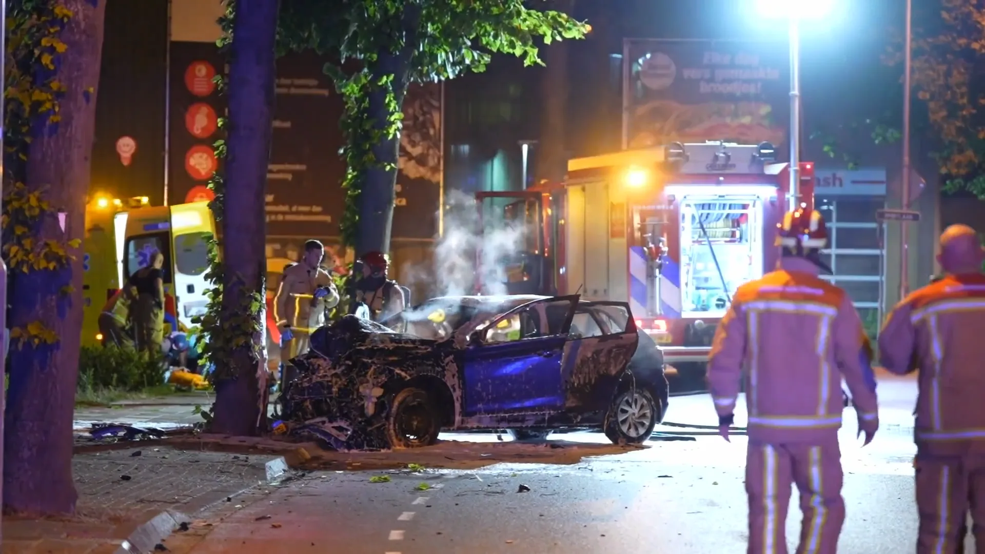 Auto crasht en brandt uit, bus rijdt door politieafzetting