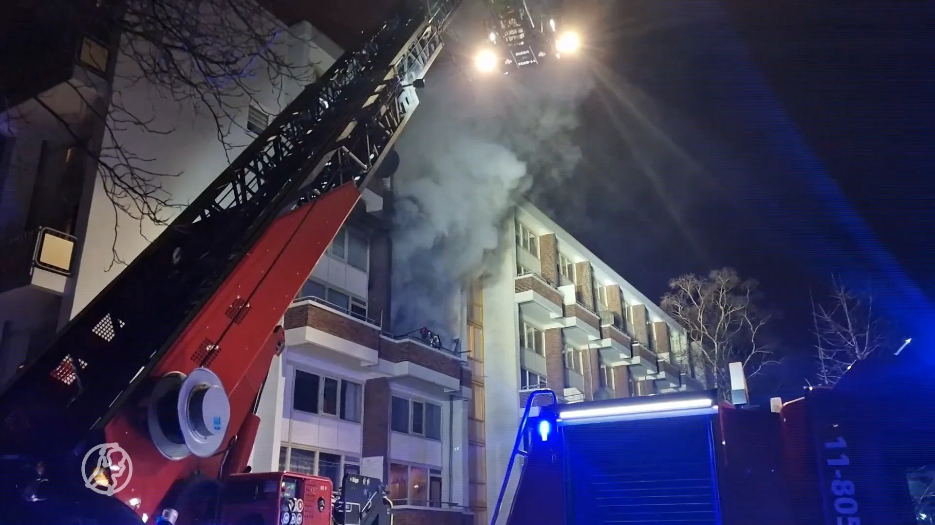 Man gewond door brand in flat Zaandam, tien huizen ontruimd