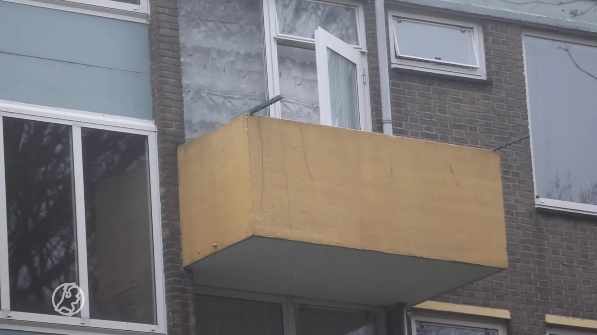 Vrouw (31) zwaargewond na val van flat, man aangehouden