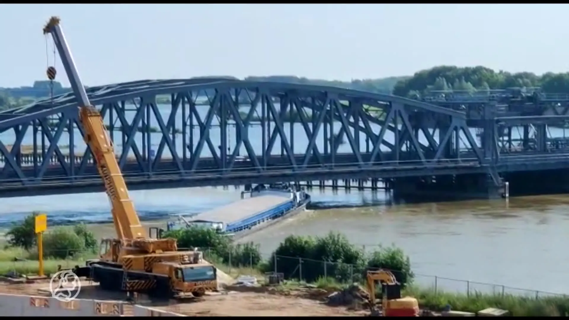 Binnenvaartschip en plezierjacht knallen tegen brug bij Zutphen