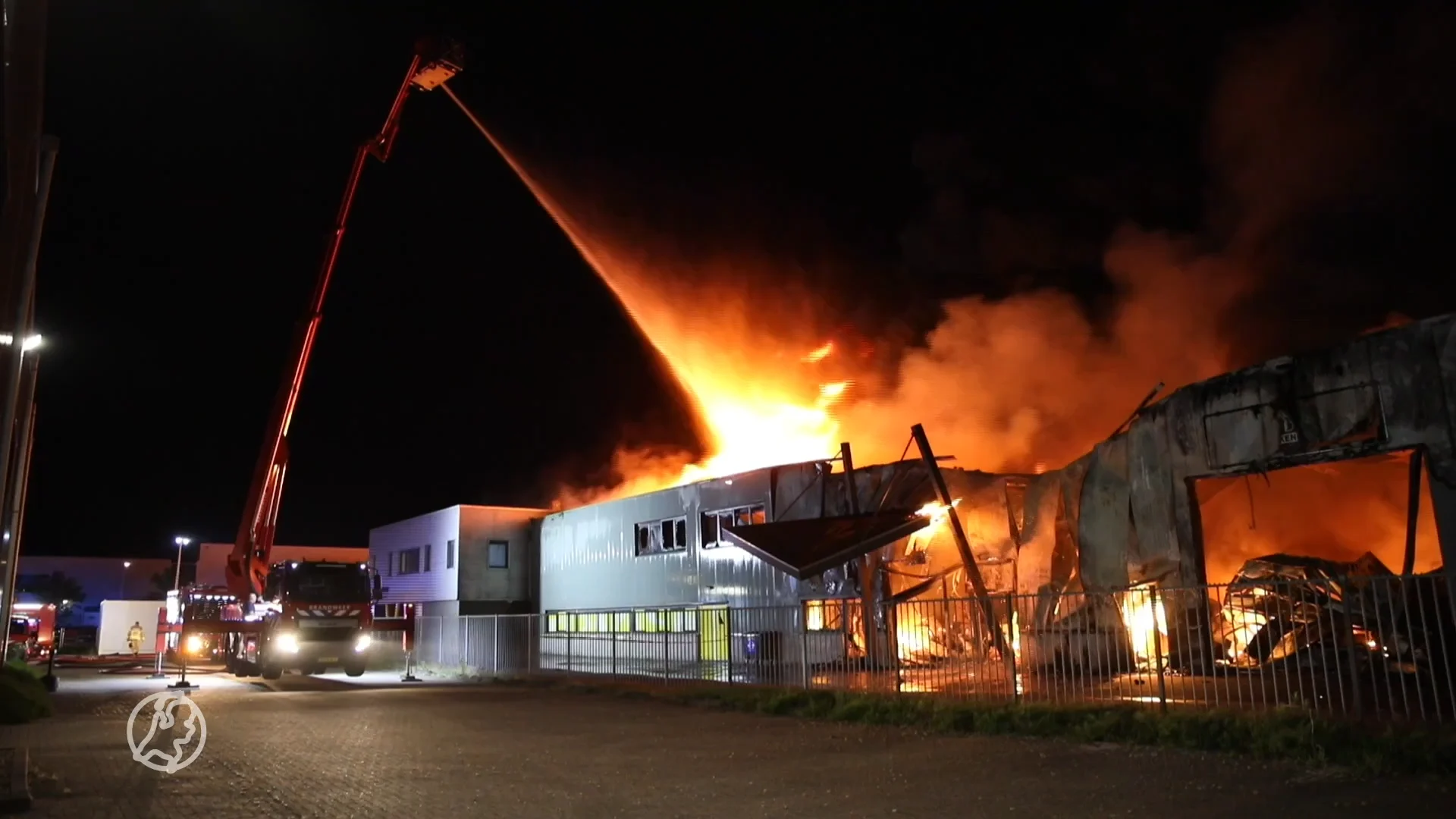 Metershoge vlammen slaan uit dak bedrijfsverzamelgebouw Elburg, pand volledig uitgebrand