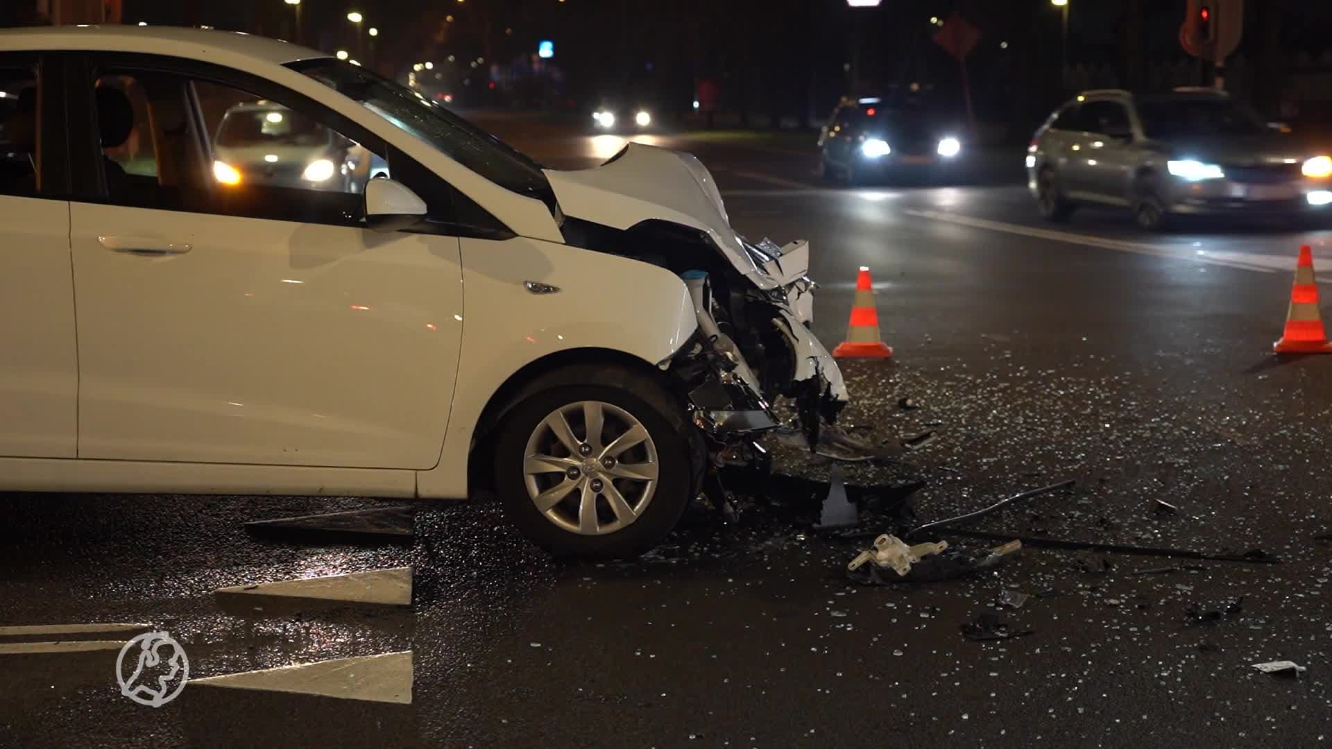 Gewonden bij heftige botsing in Breda: slachtoffer uit voertuig geknipt