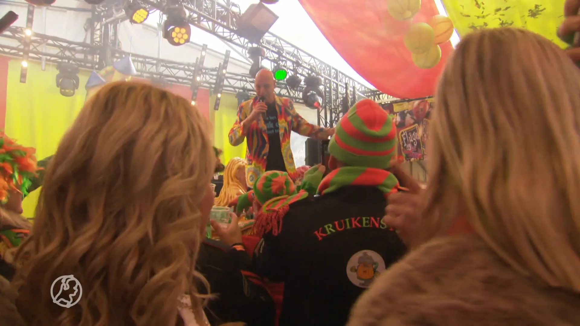 Iedereen zingt mee met dé carnavalshit van stukadoor Jan Biggel