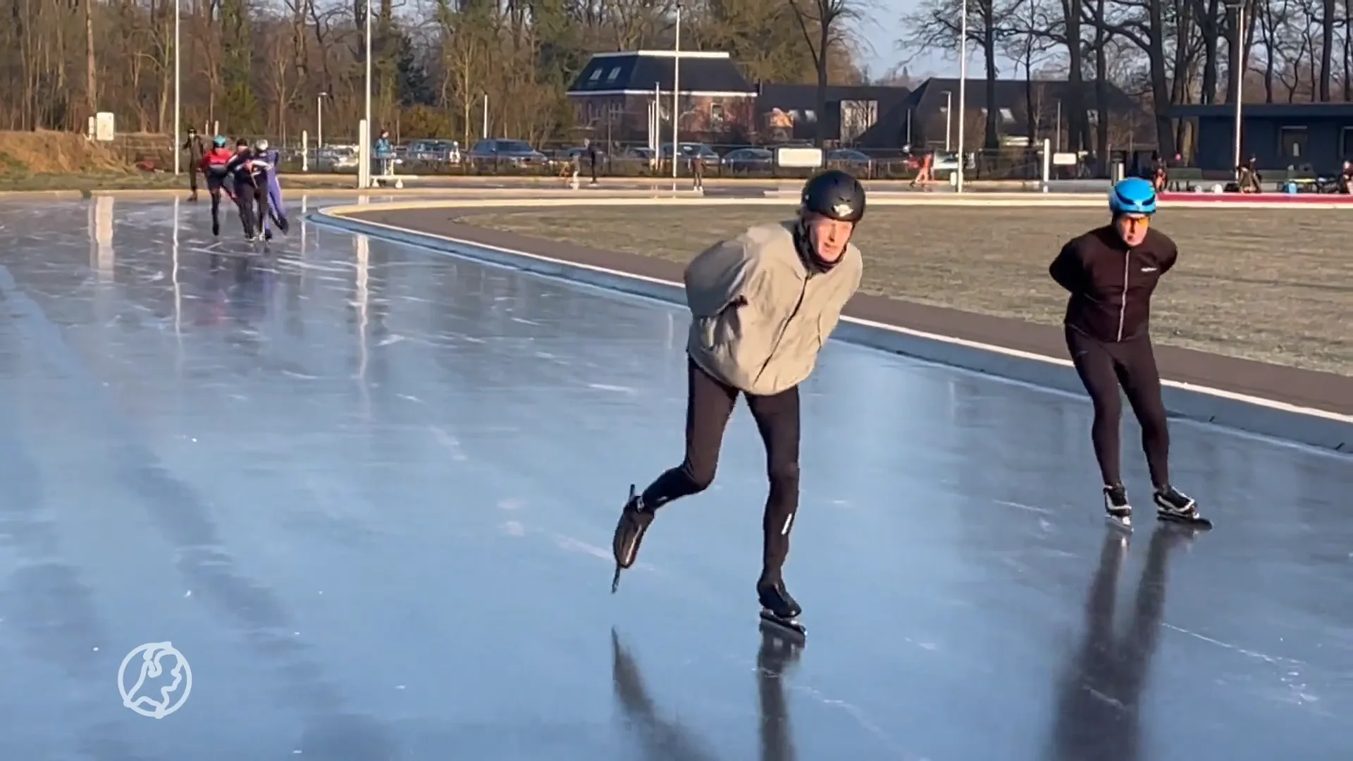 Schaatsliefhebbers Winterswijk maken eigen natuurijsbaan: 'De hele nacht gesproeid'