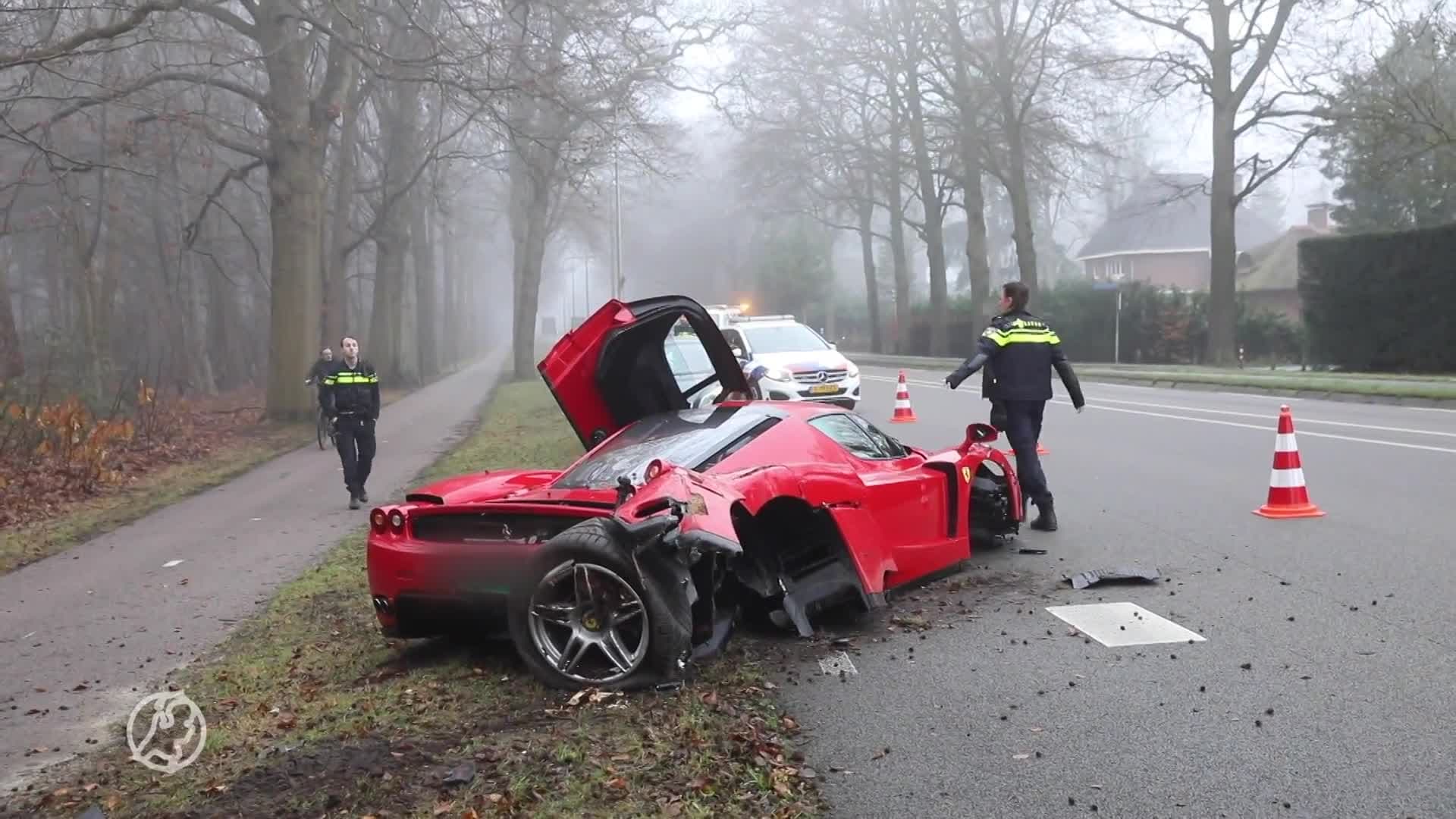Bestuurder zeldzame Ferrari Enzo knalt tijdens proefrit tegen boom
