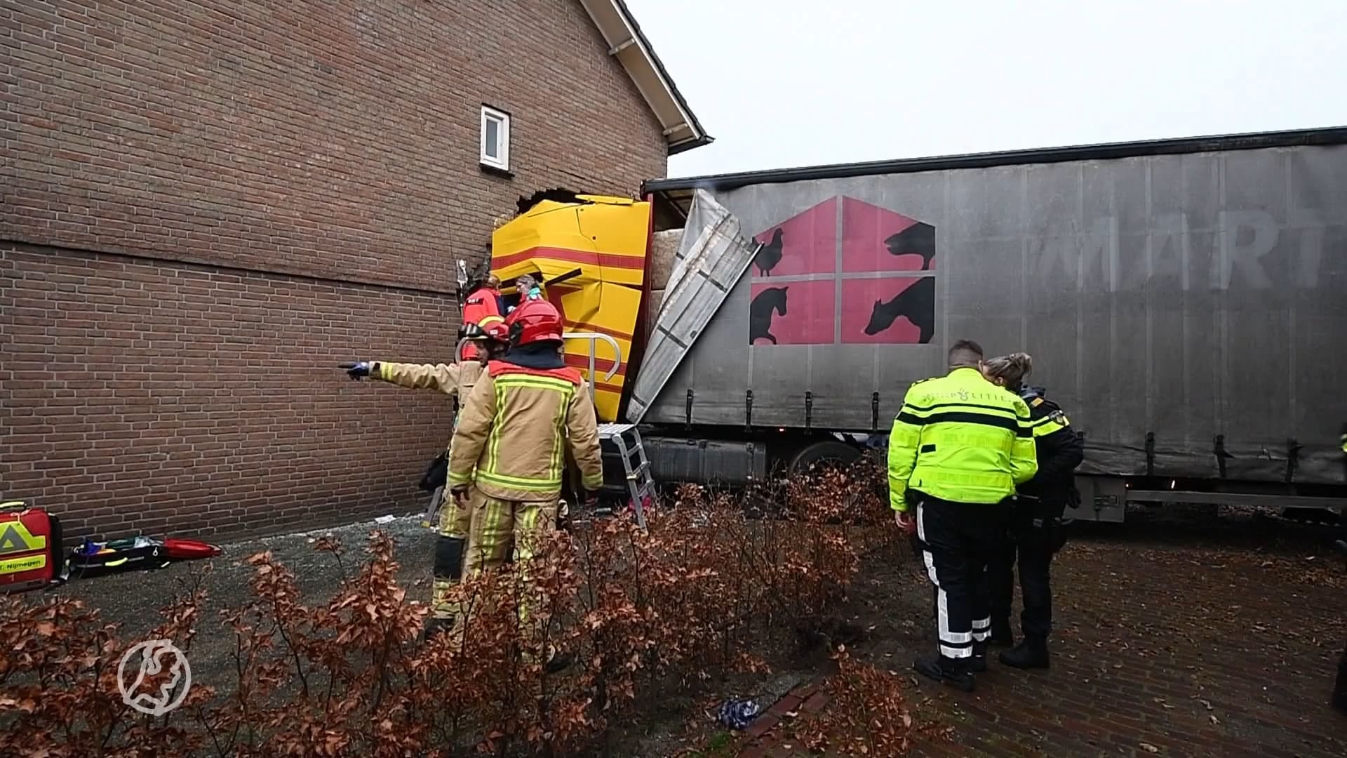 Vrachtwagen rijdt woning binnen in Maarheeze, gewonde chauffeur bevrijd uit cabine