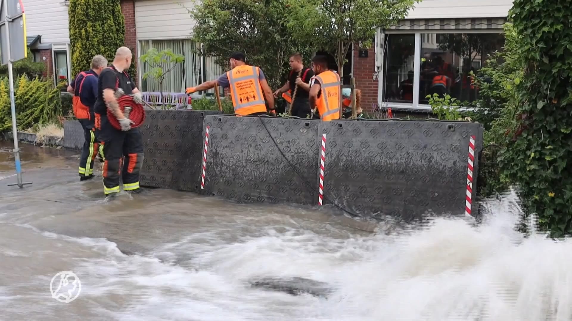 Waterballet in Noordwijkerhout: straten blank door gesprongen leiding