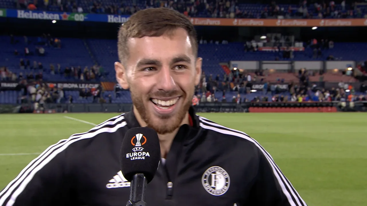 Kökcü toegejuicht tijdens interview: 'Ik kan me niet eens focussen!'