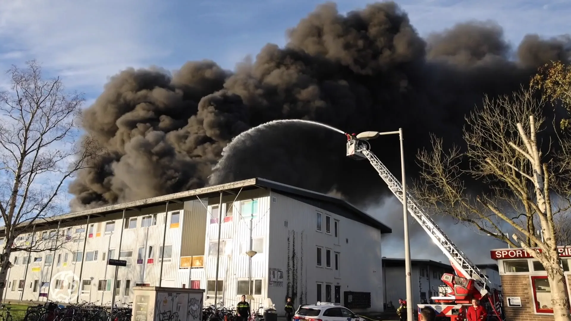 Zwarte rookwolken boven Amsterdam door enorme brand in appartementencomplex