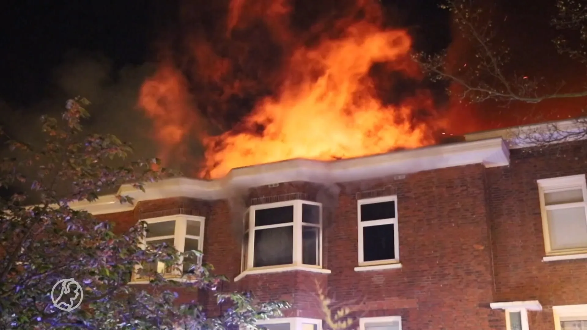 Woningen ontruimd na uitbreken brand in portiekflat Den Haag